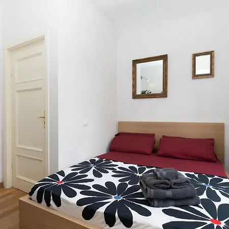 Charming 2-beds Retreat In The Center Of